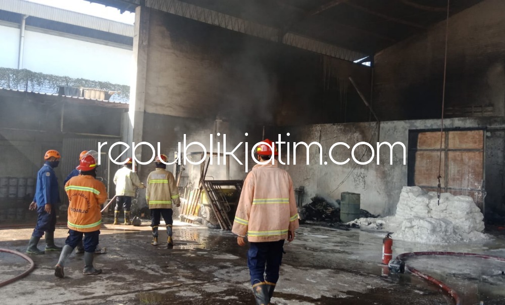 Gudang Tiner Milik PT Lancar Jaya di Taman Sidoarjo Ludes Terbakar Bersama Satu Unit Box