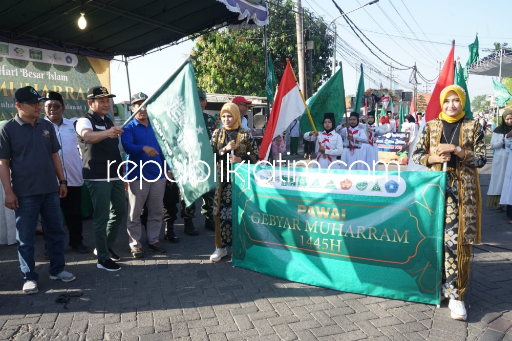 Warga Wedoro Waru Meriahkan Tahun Baru Islam 1445 Hijriyah Dengan Pawai Bersama Wabup Sidoarjo