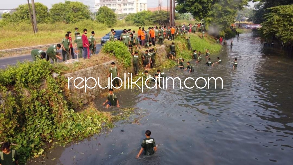 502 Siswa Baru SMK YPM 8 Sidoarjo Bersihkan Sampah dan Tebar 11.000 Benih Ikan di Sungai Batas Sarirogo - Anggaswangi