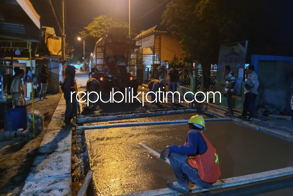 Dikebut Hingga Larut Malam, Betonisasi Jalan Desa Tropodo 1 Waru Masuk Tahap Rigid Beton