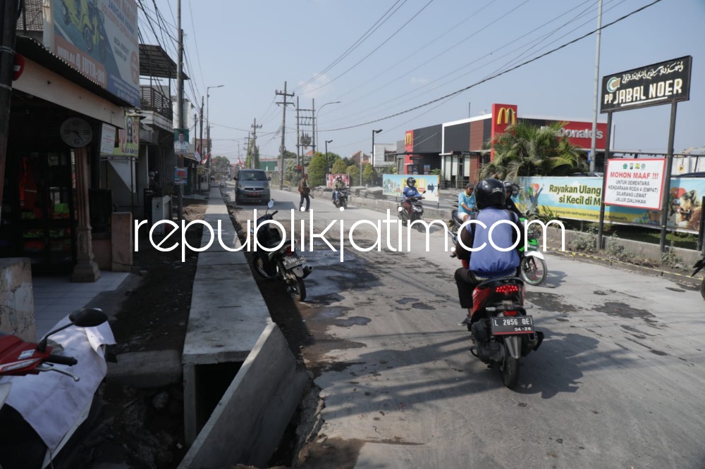 Proyek Betonisasi Jalan Geluran - Suko Taman Masuki Tahap U Ditch dan Cor Lapis Bawah