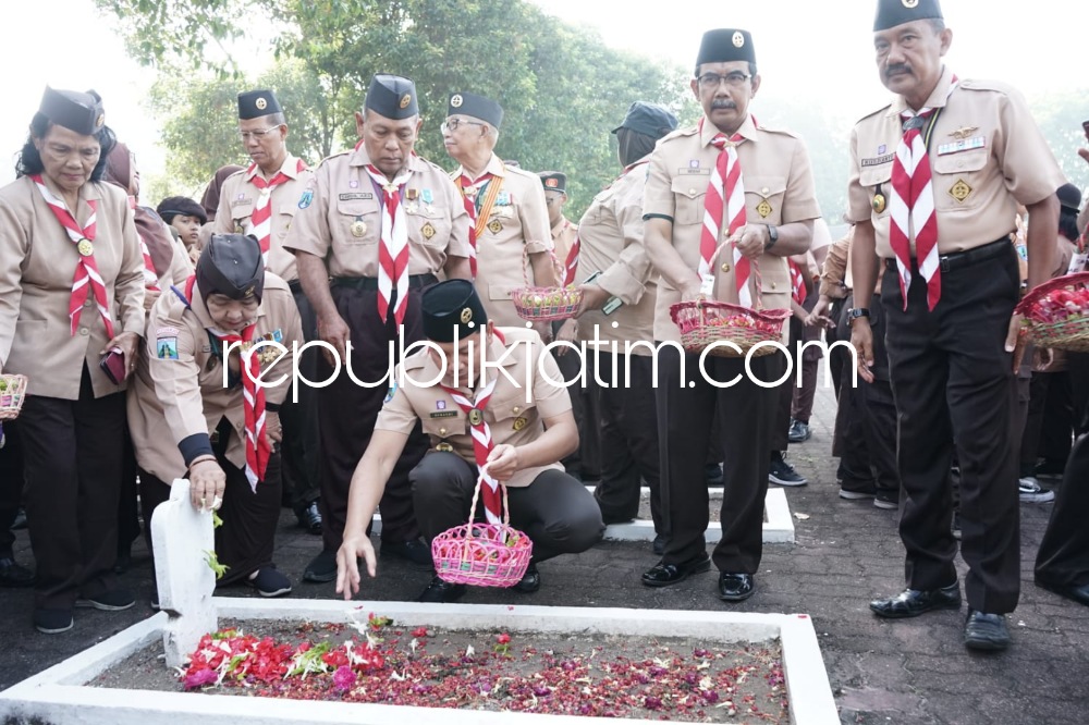 Peringati Hari Pramuka ke 62, Kak Subandi Pimpin Ziarah Makam Pahlawan