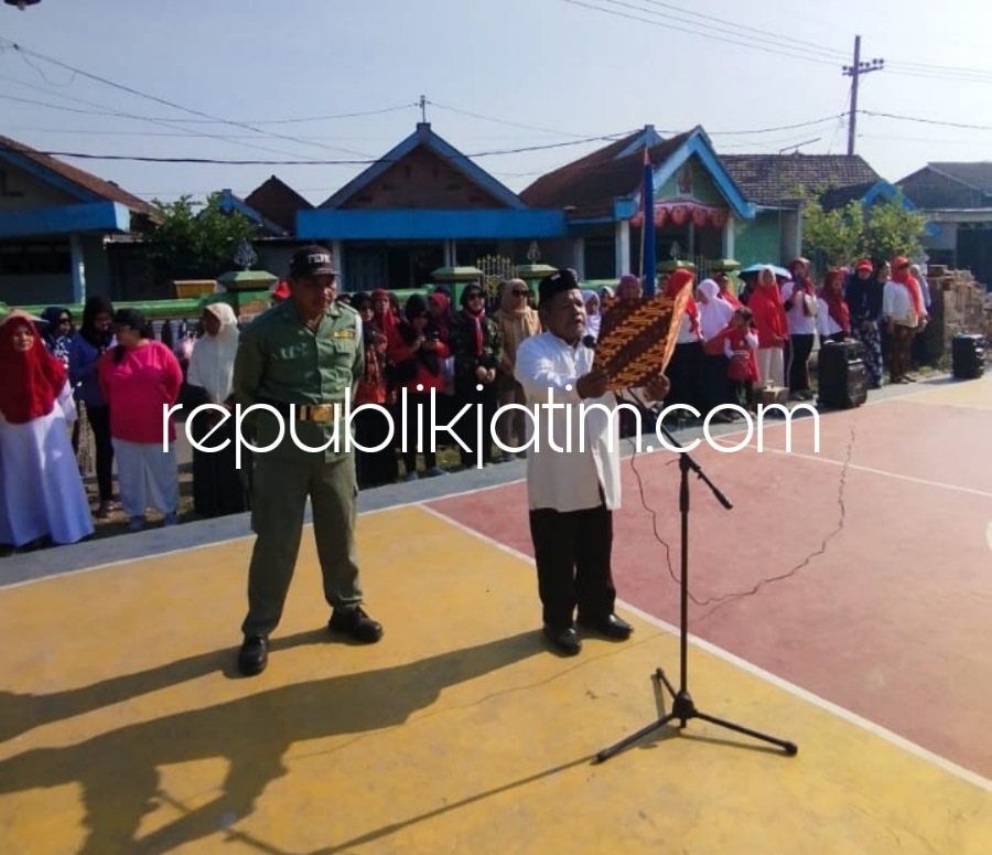 Petugasnya Berusia Kakek dan Nenek, Begini Keseruan Upacara Bendera Ala Warga Patoman Keboharan Krian