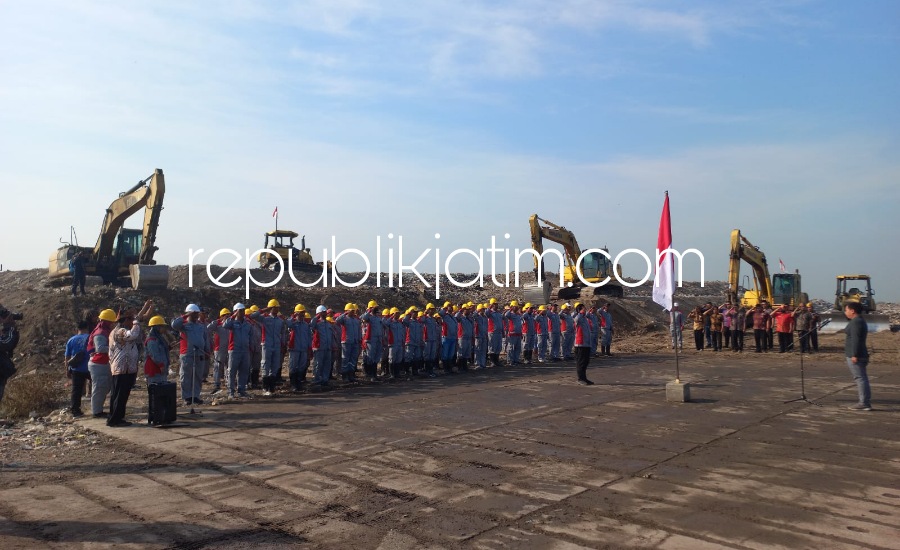 Peringati HUT RI Ke 78, Ratusan Pekerja dan Alat Berat Upacara Bendera Di Atas Gunungan Sampah TPA Jabon