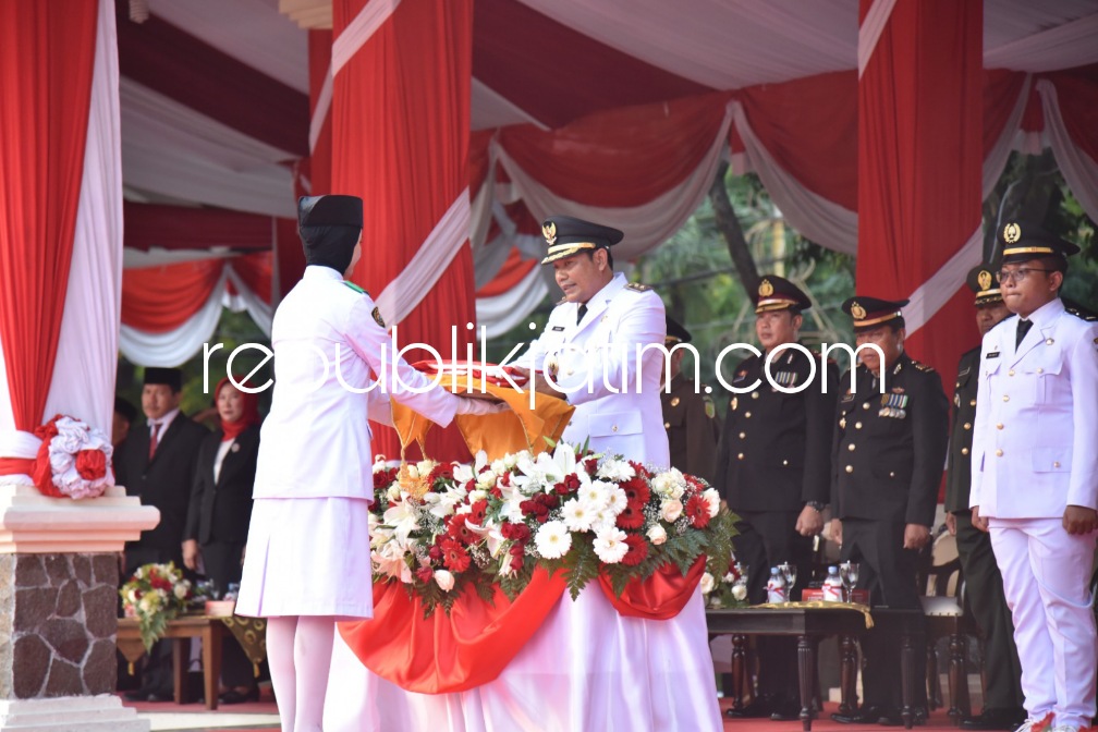 Prosesi Berjalan Sukses, Wabup Sidoarjo Jadi Irup Penurunan Bendera Merah Putih di Alun - Alun