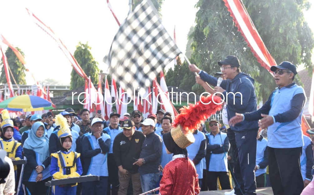 Berangkatkan Jalan Sehat Kampung Kelahiran Kenongo Tulangan, Gus Muhdlor Sumbang Dua Sepeda Gunung