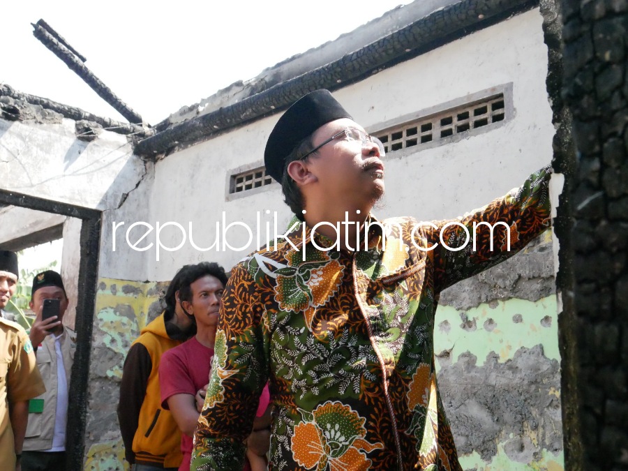 Gus Muhdlor Renovasi Rumah Warga Korban Kebakaran di Balongmacekan Tarik