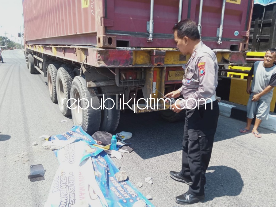 Senggol Pembatas Jembatan, Pelajar Pengendara Motor Scoopy di Sidoarjo Tewas Terlindas Truk di Arteri Porong 