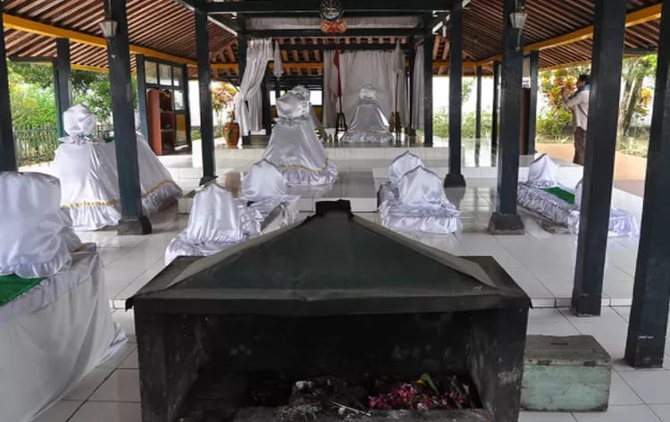 Konon Burung dan Pesawat Bisa Jatuh Saat Melintas di Atas Makam Pangeran Purbaya yang Keramat di Yogyakarta