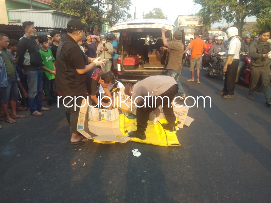 Pelajar Pengendara Motor Scoopy Tewas Terlindas Truk Usai Mendahului di JL Raya Tanggulangin - Tulangan