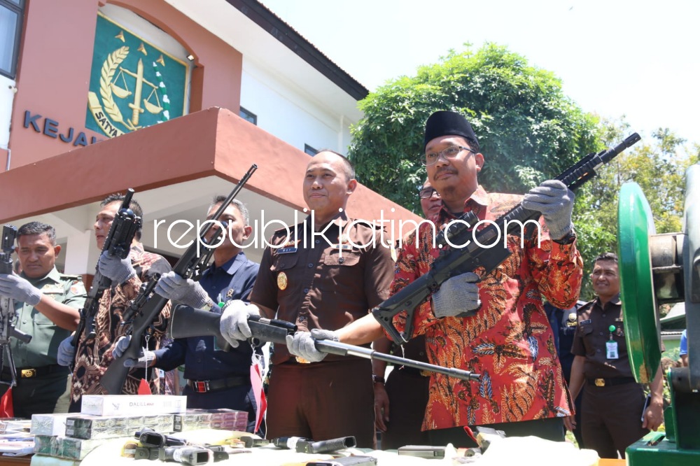 Bupati dan Kajari Sidoarjo Musnahkan Barang Bukti Senpi Laras Panjang, Sabu-Sabu, Miras Hingga Ribuan Rokok Ilegal