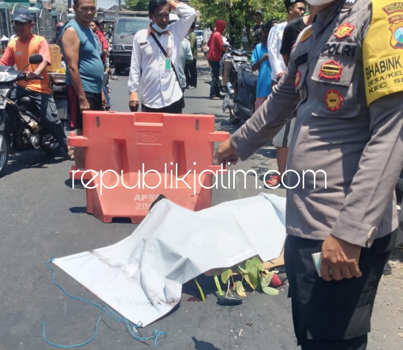 Berusaha Mendahului Tabrak Pembatas Jalan, Pengendara Honda Beat Tewas Terlindas Truk di Sarirogo Sidoarjo