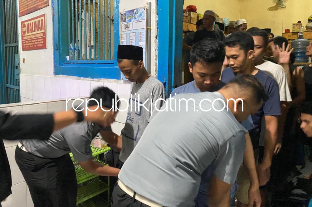 Meminimalisir Gangguan Keamanan dan Ketertiban, Petugas Geledah Kamar Hunian Lapas Sidoarjo