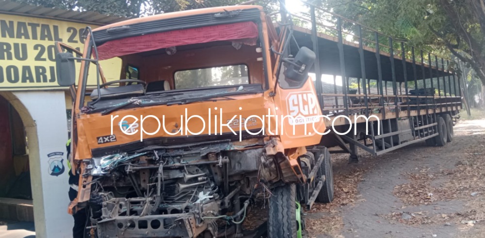 Truk Gandeng Diseruduk Truk Trailer di Lampu Merah Perempatan Balongbendo Sidoarjo, Seorang Sopir Tewas