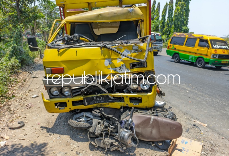 Ban Truk Pecah Oleng Tabrak Motor Honda Scoopy di JL Raya Jimbaran Wetan Wonoayu, Pria Pengendara Motor Tewas Ibu dan Putrinya Terluka