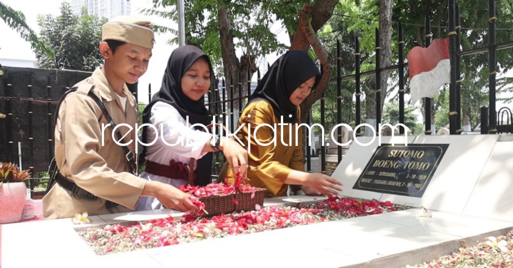 Tanam Nilai Kepahlawanan, Siswa SMA Al Muslim Doa dan Tabur Bunga di Makam Bung Tomo di TMP Surabaya