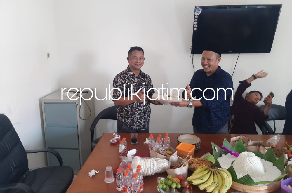 HUT ke 6 republikjatim.com, Diperingati Sederhana dengan Pemotongan Tumpeng Bersama Puluhan Wartawan Sidoarjo