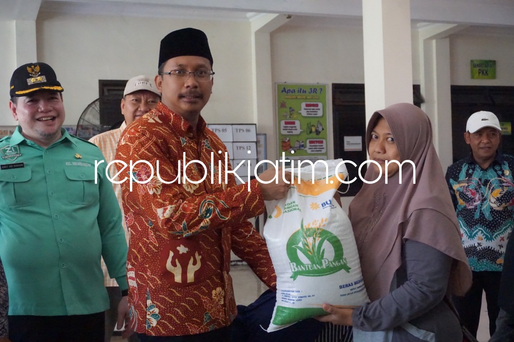 Gus Muhdlor Bagikan Bantuan Beras 10 Kilogram untuk 93.635 KPM di Sidoarjo