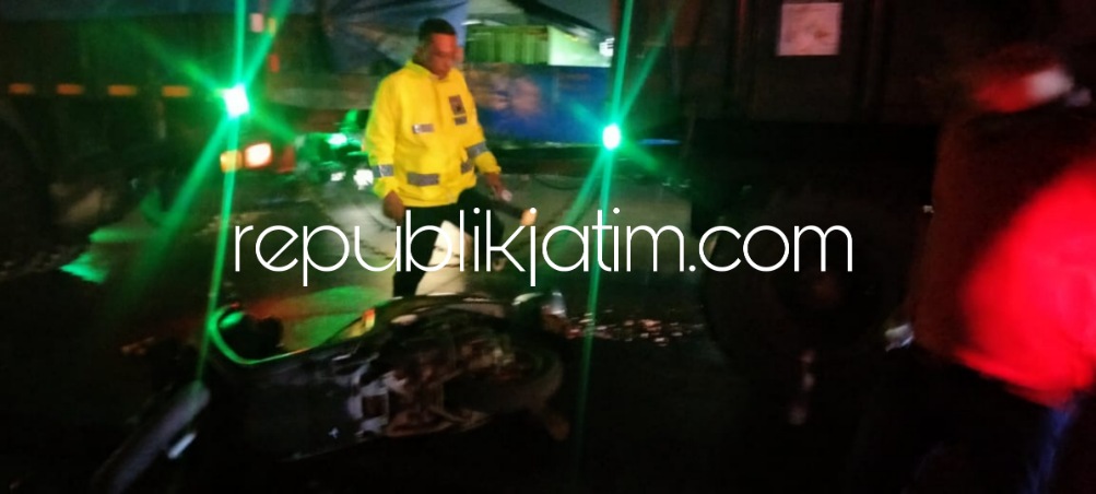 Motor Scoopy Tergelincir, Pengendara Tewas Usai Terjatuh ke Kanan Tertabrak Truk Gandeng di Sidomulyo Krian