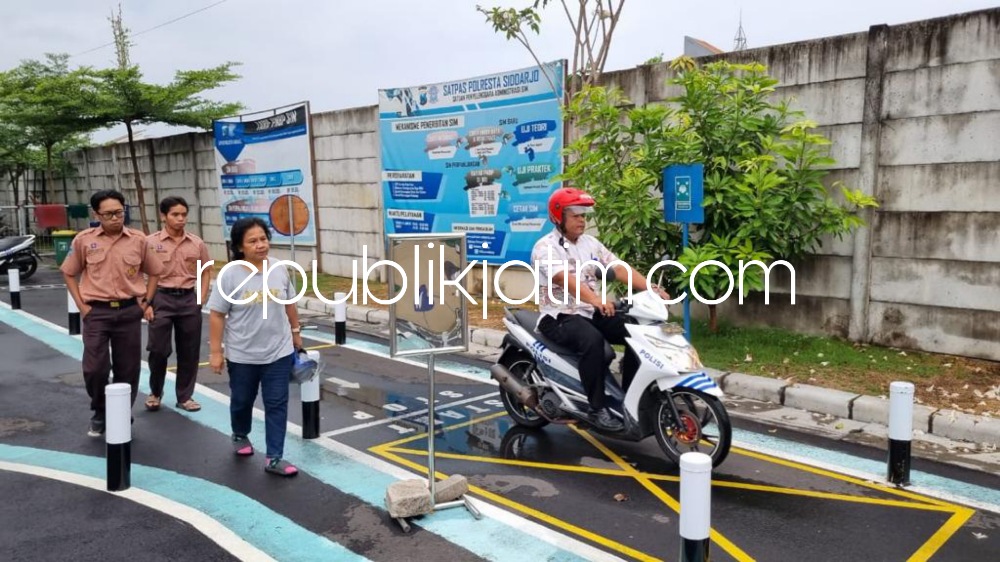 Kesulitan di Lintasan S, Manfaatkan Tiap Hari Rabu dan Jumat Polresta Sidoarjo Beri Pelatihan Praktek SIM Gratis