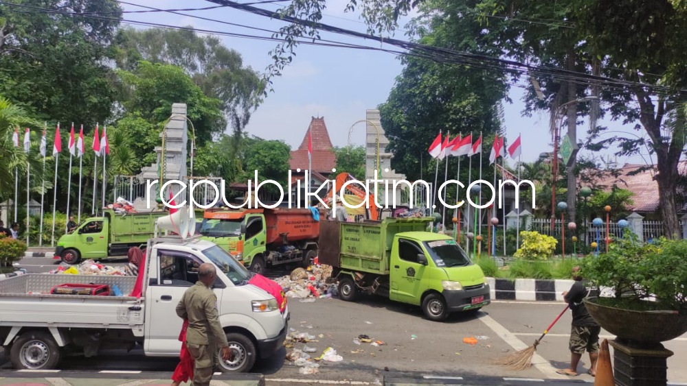 Satpol PP Proses Hukum Pendemo Buang Sampah di Depan Pendopo Delta Wibawa dan DLHK Sidoarjo