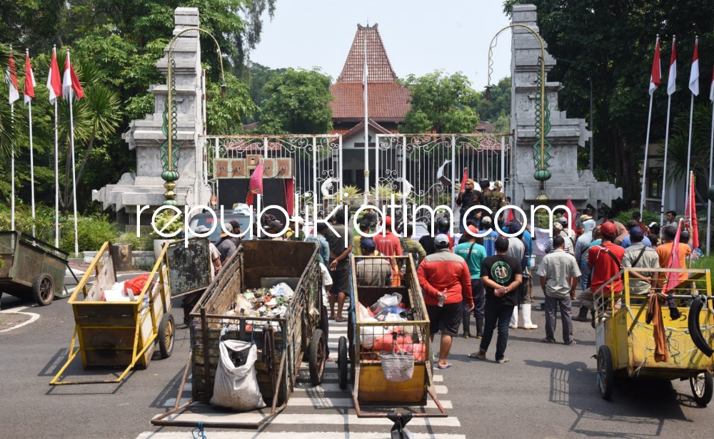 Pendemo Buang Sampah di Pendopo Sidoarjo Disinyalir Sebagian Besar Bukan Petugas Resmi Kebersihan DLHK