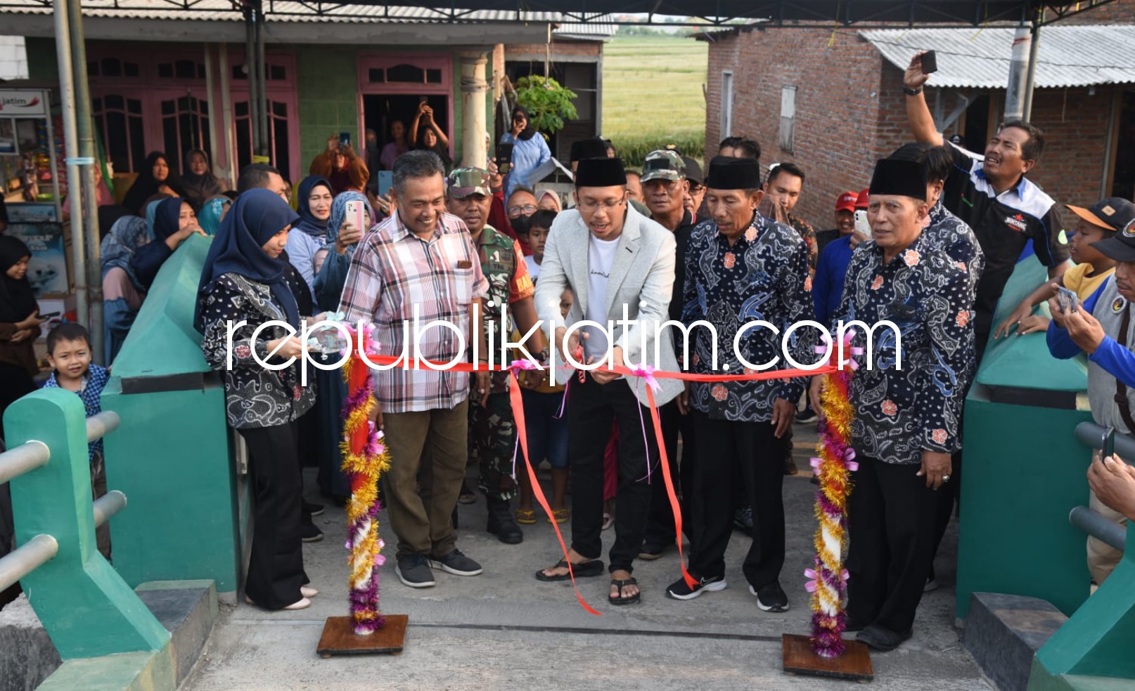 Jembatan Shirotol Mustaqim Klurak Sidoarjo Selesai, Gus Muhdlor dan Ratusan Warga Syukuran