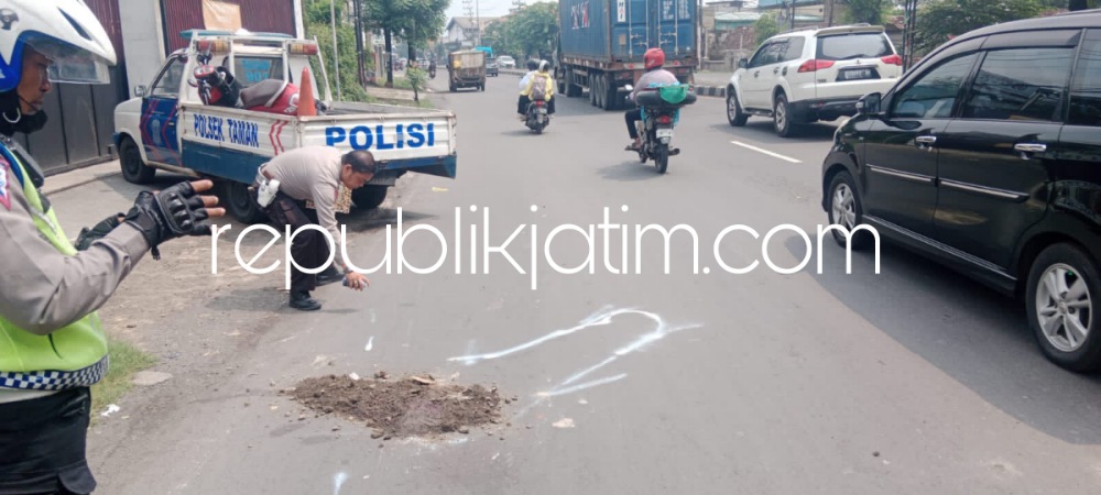 Dua Motor Senggolan, Pengendara Scoopy Terpental Tewas Terlindas Dump Truk di Taman Sidoarjo