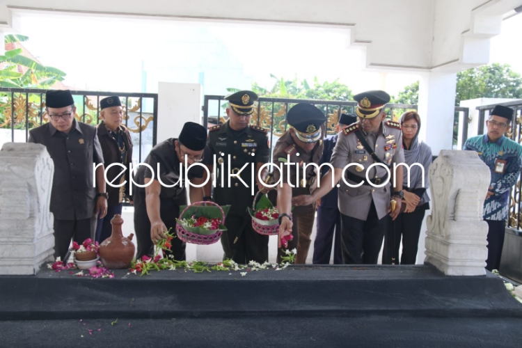 Harjasda Ke 165 Gus Muhdlor Pimpin Forkopimda Ziarah Makam Bupati Sidoarjo Terdahulu 9586