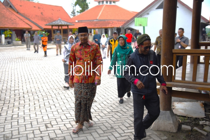 Tinjau Pemicu Banjir di SMPN 2 Tanggulangin Lamban Surut, Gus Muhdlor Maksimalkan Sumur Pompa