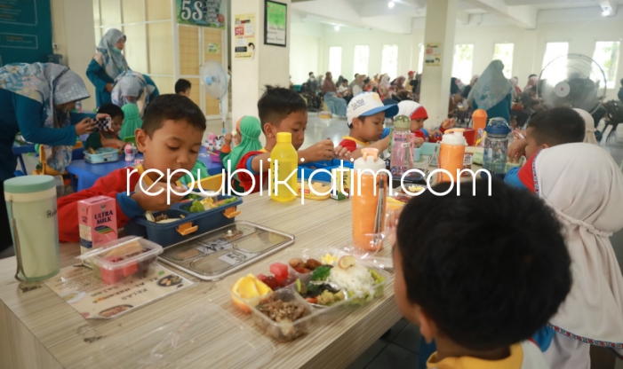 Peringati HGN ke 64, KB TK Al Muslim Gelar Lomba Hidangan Makan dan Parenting Bersama FKM Unair Surabaya