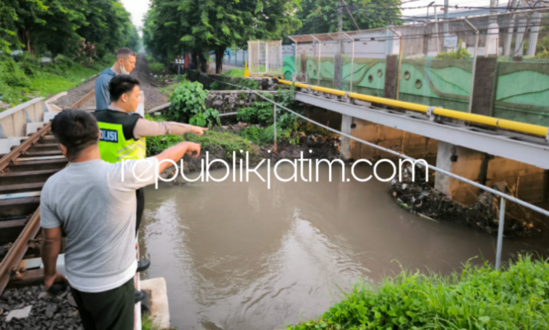 Mahasiswa dan Pelajar Berboncengan Ngantuk, Motor Masuk Sungai Banjarkemantren Buduran 1 Tewas 1 Terluka