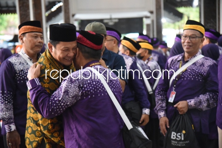 Pemkab Sidoarjo Fasilitasi 16 Bus Berangkatkan CJH Sidoarjo ke Asrama Haji Sukolilo Surabaya