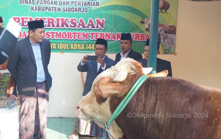 Pemkab Sidoarjo Serahkan Sapi 1 Ton Disembelih di Masjid Agung, Berharap Kurban Jadi Berkah Warga Kota Delta