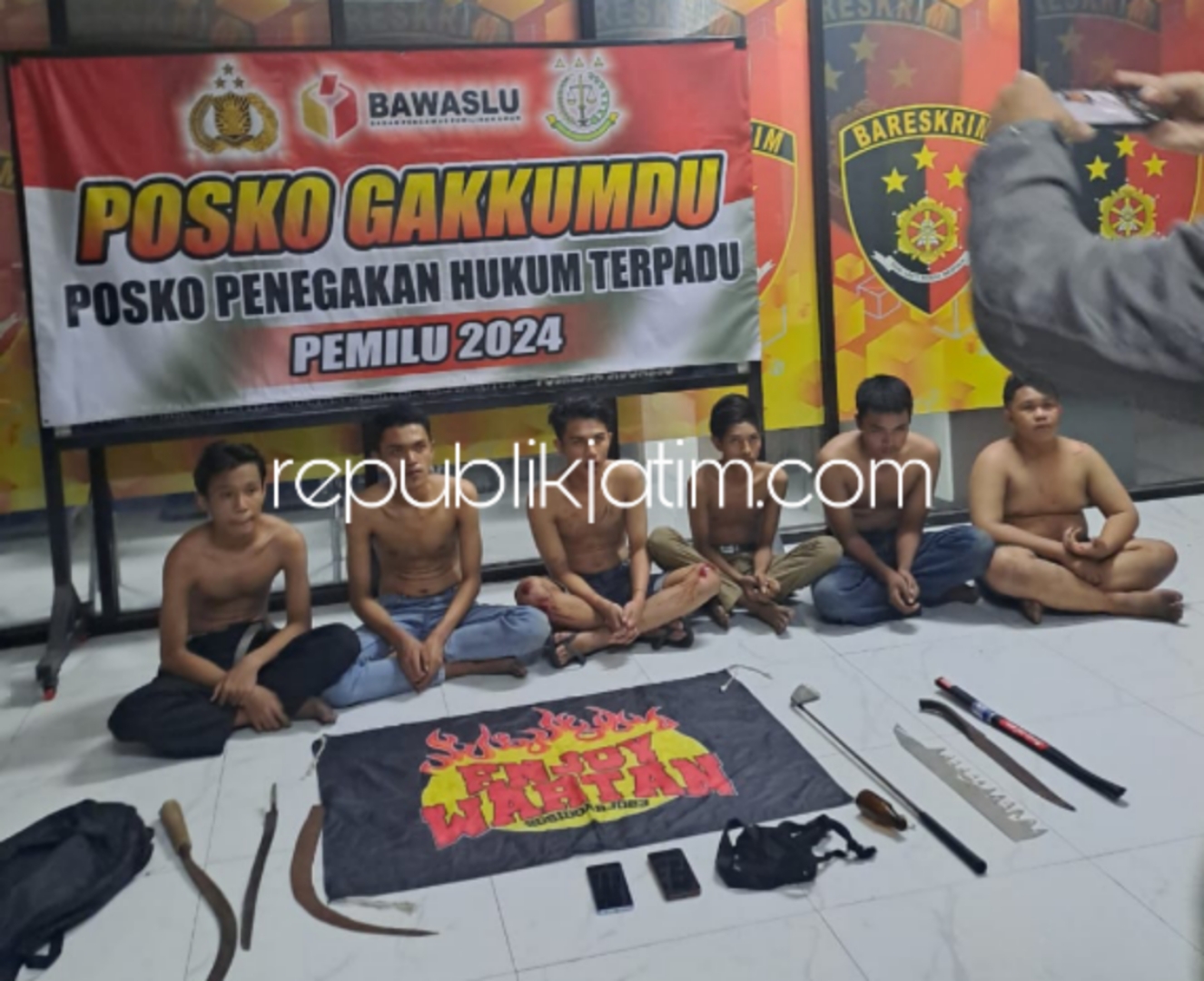 Hendak Tawuran Bawa Parang, Pedagang dan Clurit, Anggota Gangster di Candi Diringkus Polisi Tertunduk Lesu