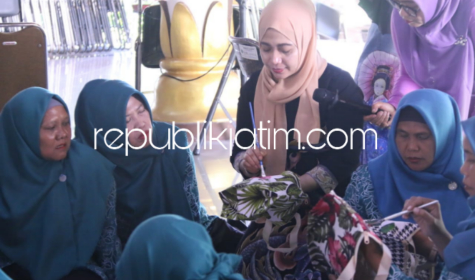 Dilatih Melukis Handbag, Perempuan Sidoarjo Diharap Produktif dan Kreatif Bantu Tingkatkan Perekonomian Keluarga