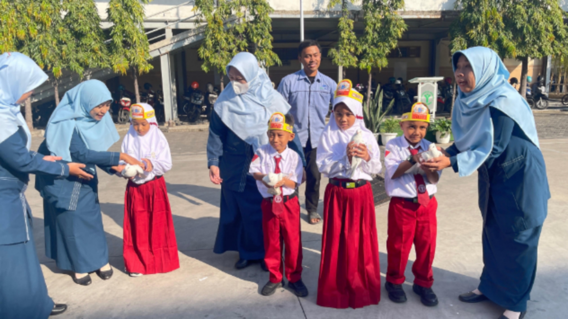 Terbangkan Pesawat Kertas dan Merpati Simbol Cita-Cita Setinggi Langit Bakal Diraih Siswa Baru SD Al Muslim Sidoarjo