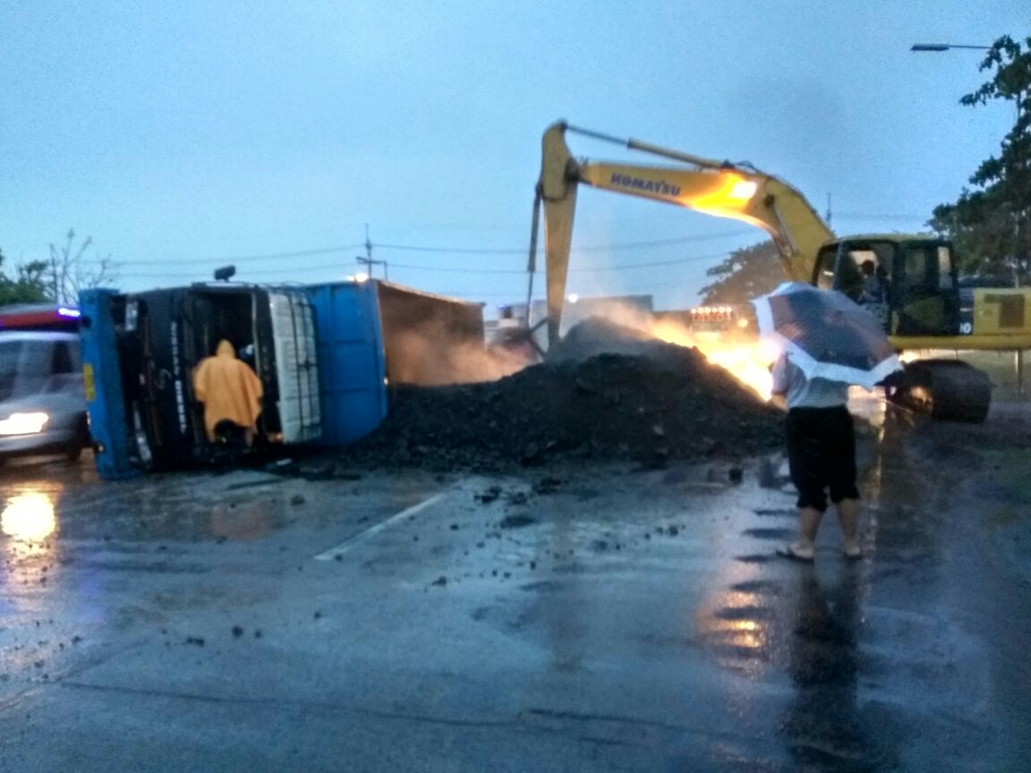 Pir Patah, Truk Muat Batu Bara 35 Ton Terguling di Porong