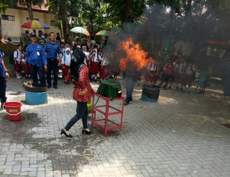 Puluhan Warga Krembung Diajari Pencegahan Bencana Kebakaran