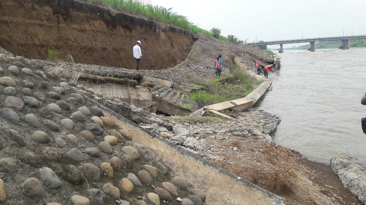 Tanggul Sungai Porong Ambrol 50 Meter Ancam Warga Porong