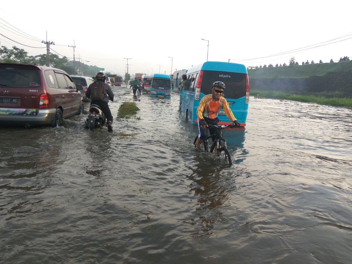 Jalan Raya Porong Lama Terendam Banjir 400 Meter, Arus Lalin Macet