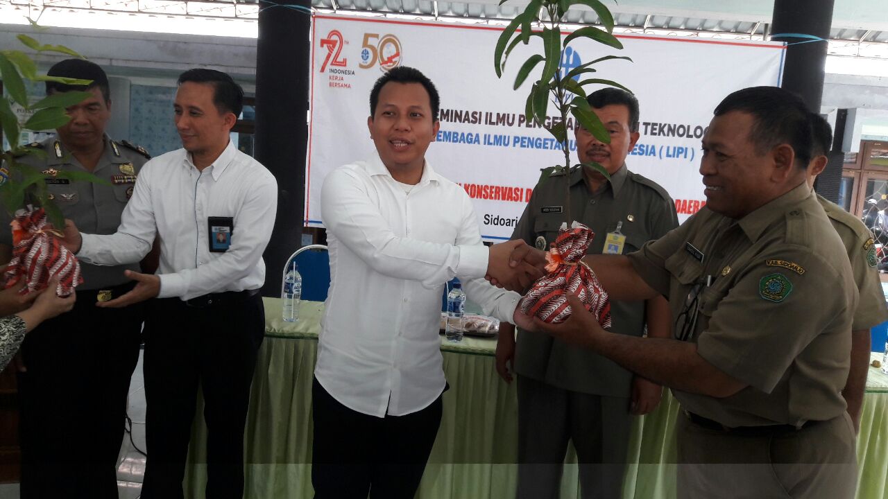 LIPI dan Komisi VII DPR RI Beri Bantuan Bibit 2.000 Tanaman Produktif