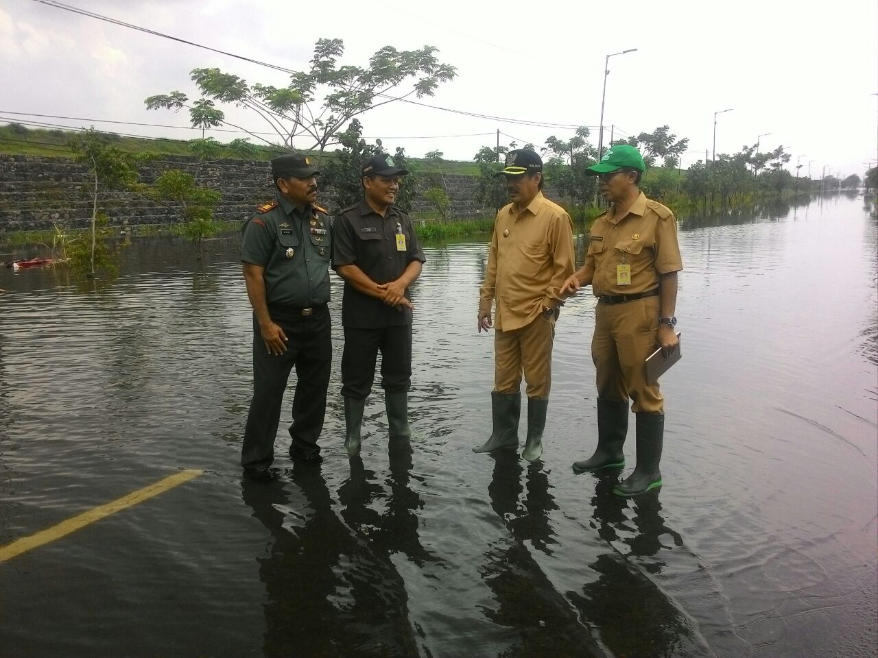 Banjir Jalan Raya Porong Lama Disedot 5 Pompa Air  