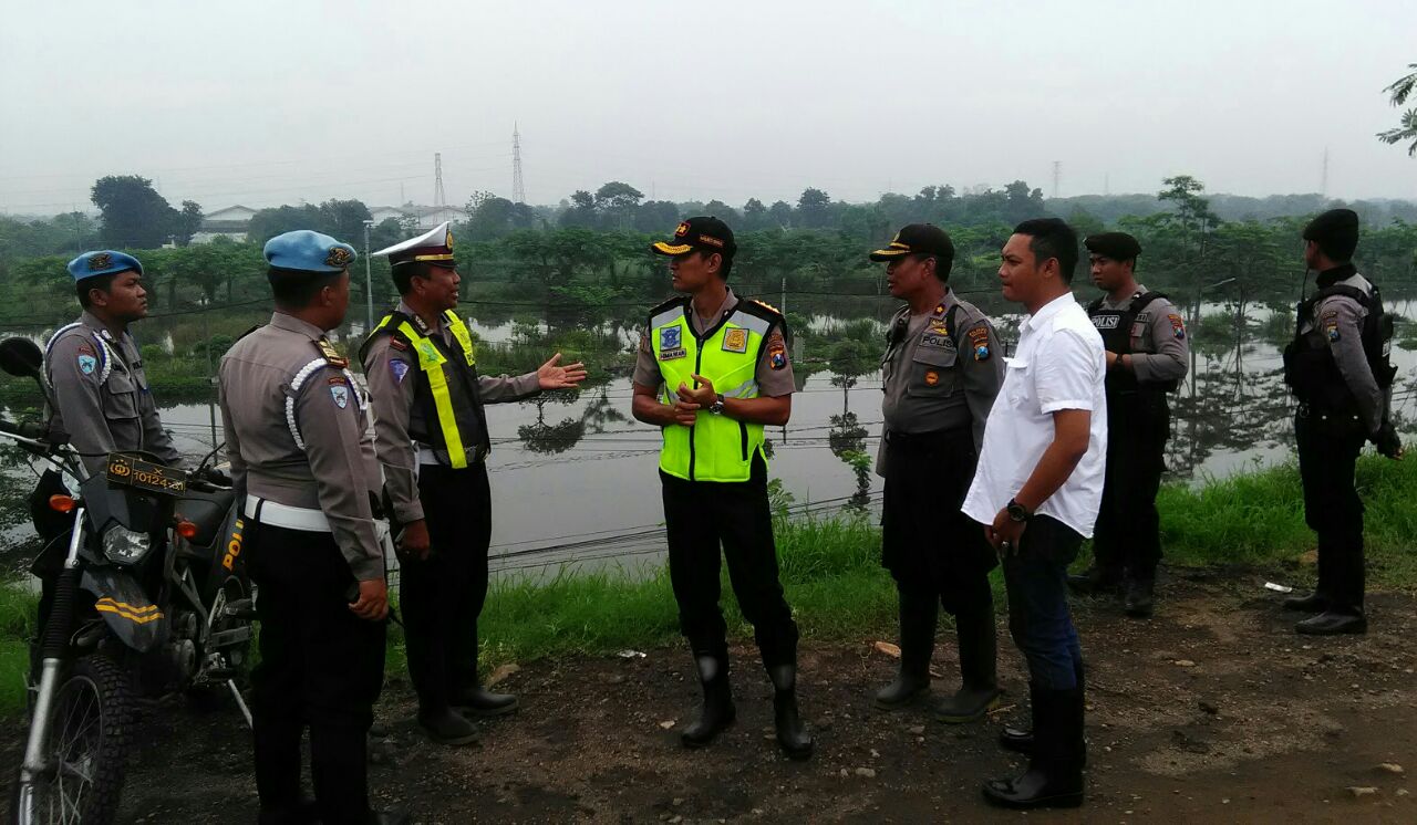 Banjir 3 Hari Makin Tinggi, Jalan Raya Porong Lama Lumpuh