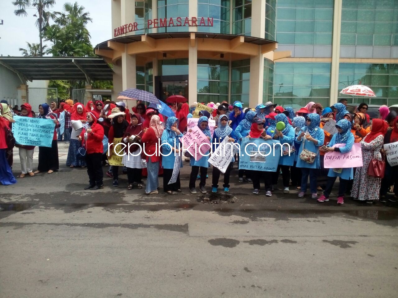 Ratusan Ibu Rumah Tangga Deltasari Demo Tuntut Perbaikan Jalan