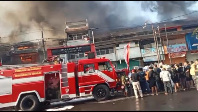 Pasar Krian Terbakar, Api Terus Menjalar Hampir 4 Jam Api Belum Bisa Dipadamkan