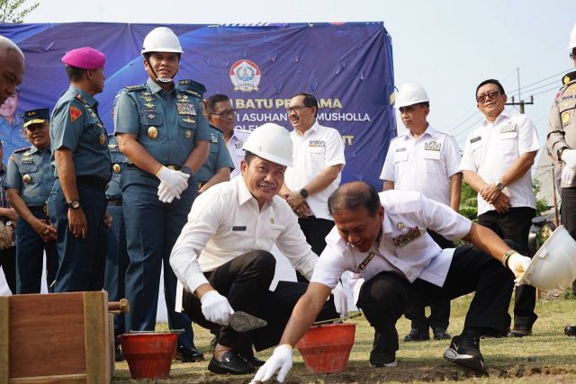 KSAL dan Plt Bupati Sidoarjo Letakkan Batu Pertama Pembangunan Musala dan Panti Asuhan Komplek TNI AL Candi