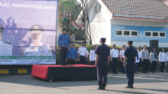 Apel Peringatan Harhubnas 2024, Plt Bupati Sidoarjo Beri Santunan Yatim Piatu