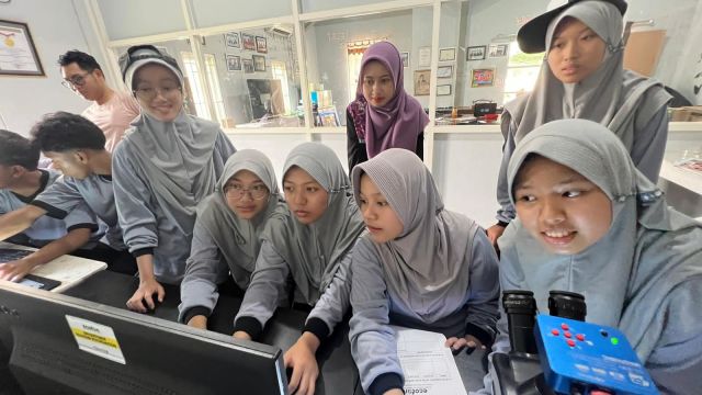 Siswa SMA Al Muslim Tingkatkan Kepedulian Lingkungan Lewat Field Trip Jadi Detektif Sungai di Ecoton Gresik