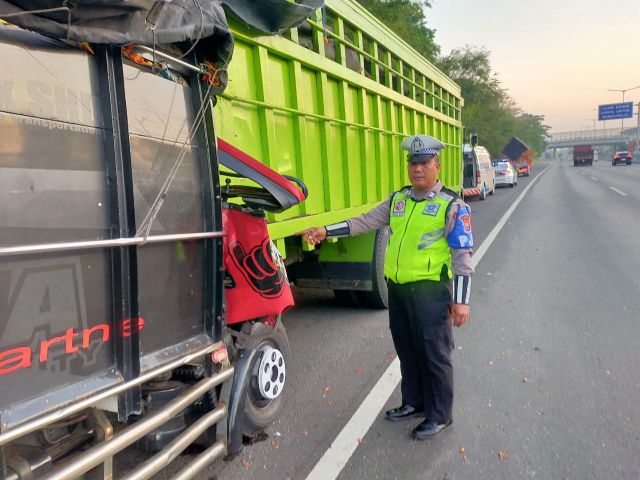 Truk Diesel Seruduk Truk Fuso di Ruas Tol Sidoarjo, Sopir dan Kenek Tewas Terjepit